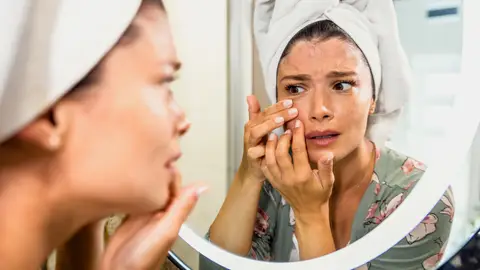 Mujer mirándose al espejo Mujer mirándose al espejo