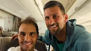 Rafa Nadal y Novak Djokovic haciéndose una foto en un avión