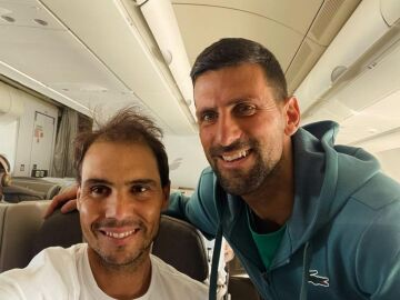 Rafa Nadal y Novak Djokovic haciéndose una foto en un avión