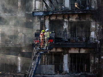 Edificio devastado por las llamas en Valencia
