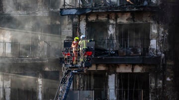 Edificio devastado por las llamas en Valencia