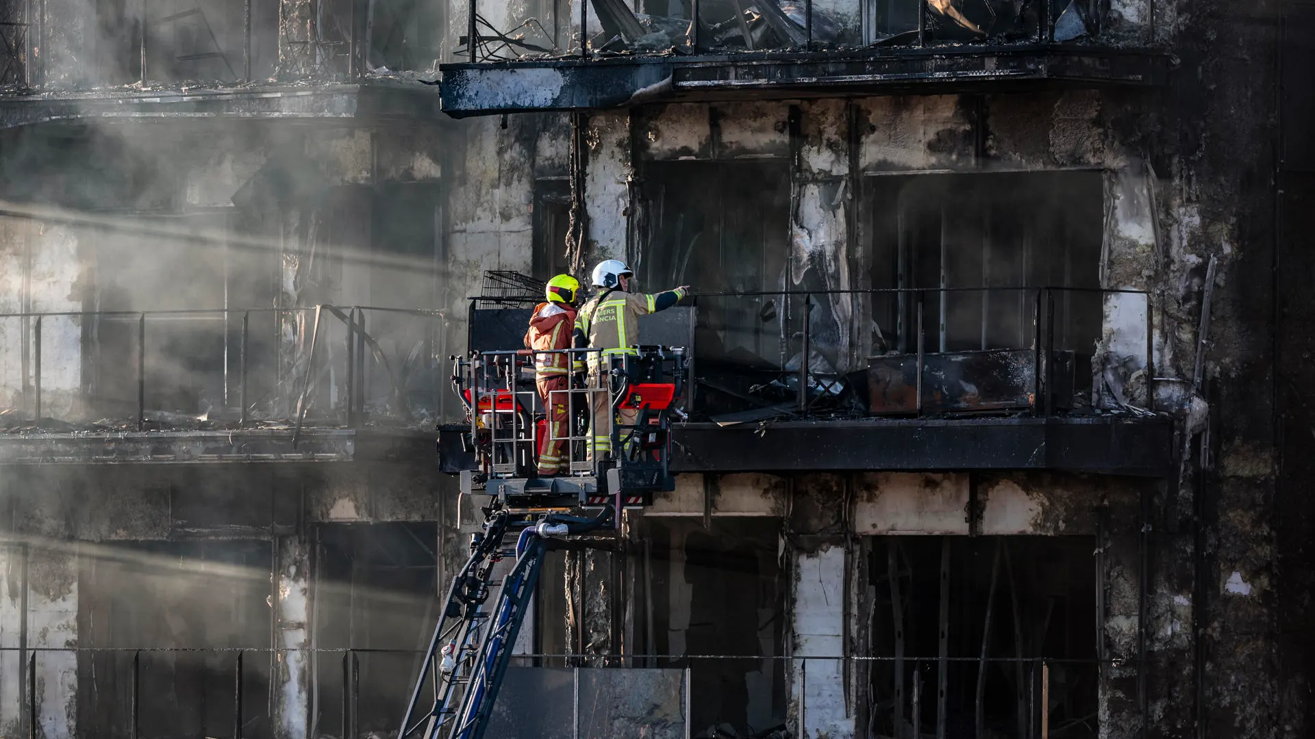 Edificio devastado por las llamas en Valencia