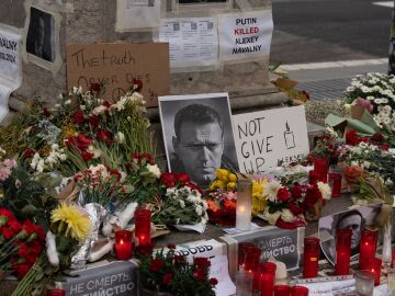 Velas, flores y fotos en homenaje a Alexéi Navalni a los pies de la farola modernista junto a la plaza Catalunya, en La Rambla de Barcelona, a 22 de febrero de 2024, en Barcelona