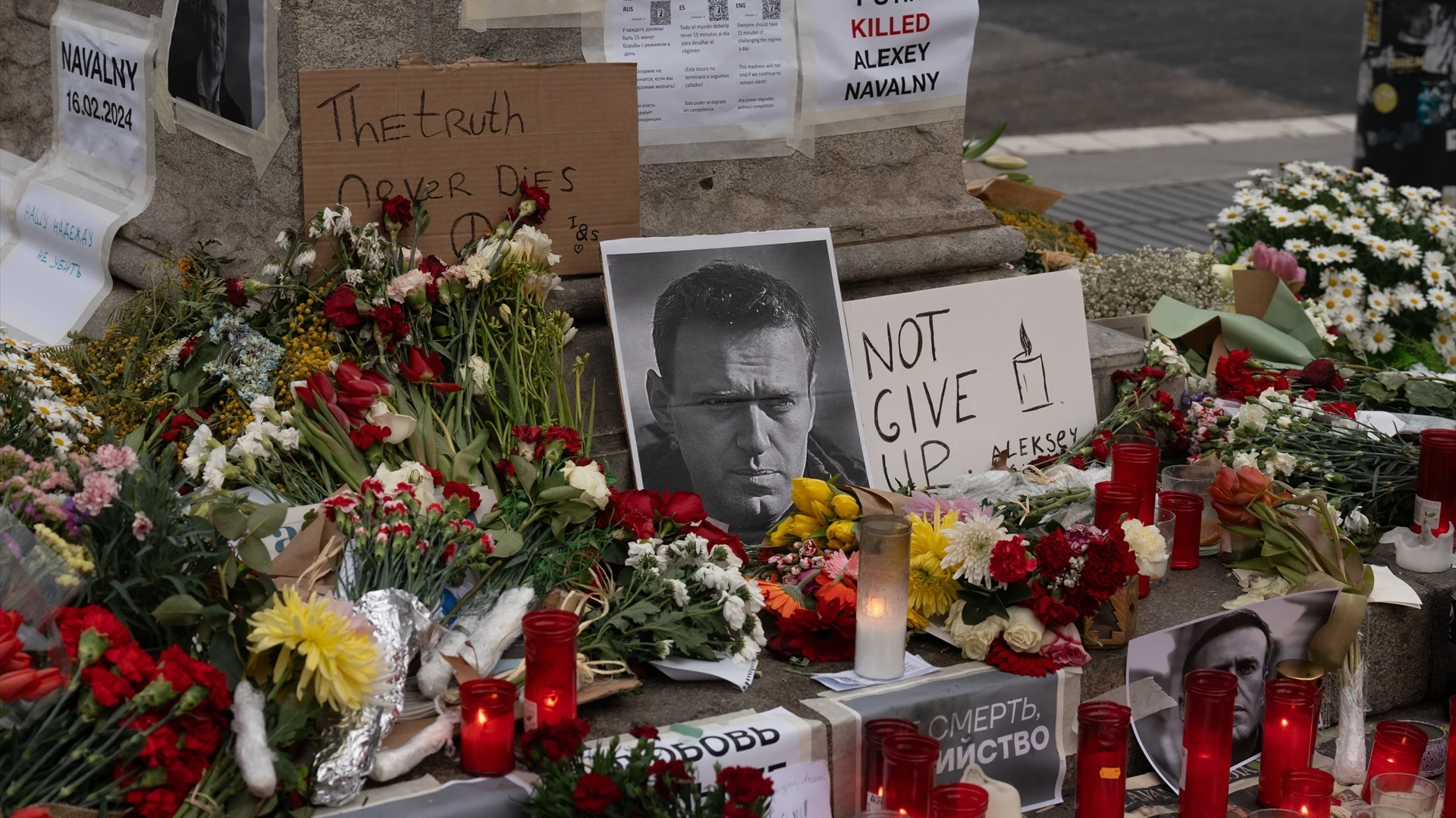 Velas, flores y fotos en homenaje a Alex&eacute;i Navalni a los pies de la farola modernista junto a la plaza Catalunya, en La Rambla de Barcelona, a 22 de febrero de 2024, en Barcelona
