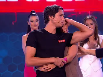 Las lágrimas de Pablo Castellano al donar su premio junto a Maria Pombo Las lágrimas de Pablo Castellano al donar su premio junto a Maria Pombo