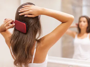 Mujer peinándose el cabello Mujer peinándose el cabello