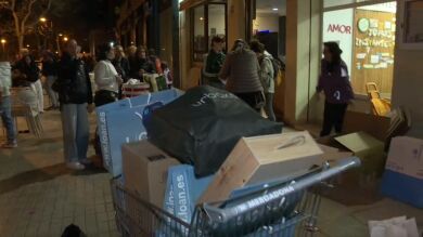 El barrio del Campanar se vuelca con aquellos que lo han perdido todo en el incendio de Valencia