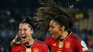 Jennifer Hermoso celebra su gol ante Países Bajos con Salma Paralluelo