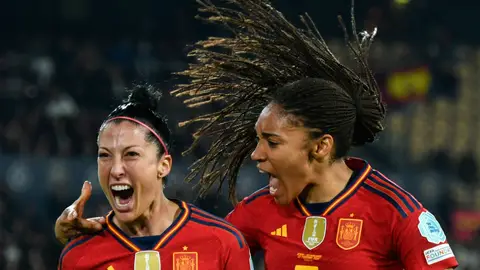 Jennifer Hermoso celebra su gol ante Países Bajos con Salma Paralluelo