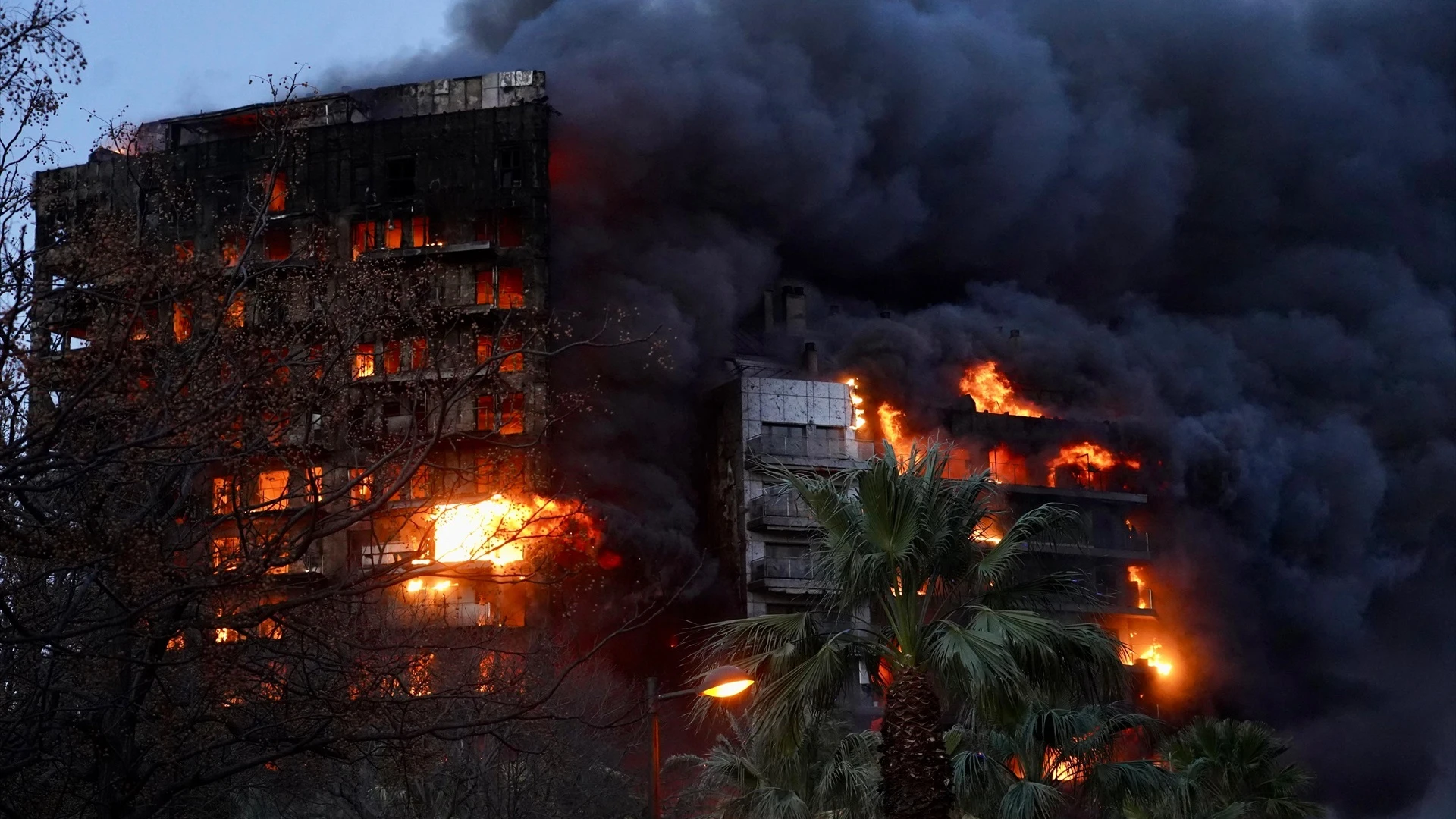 Edificio incendiado en Valencia Edificio incendiado en Valencia