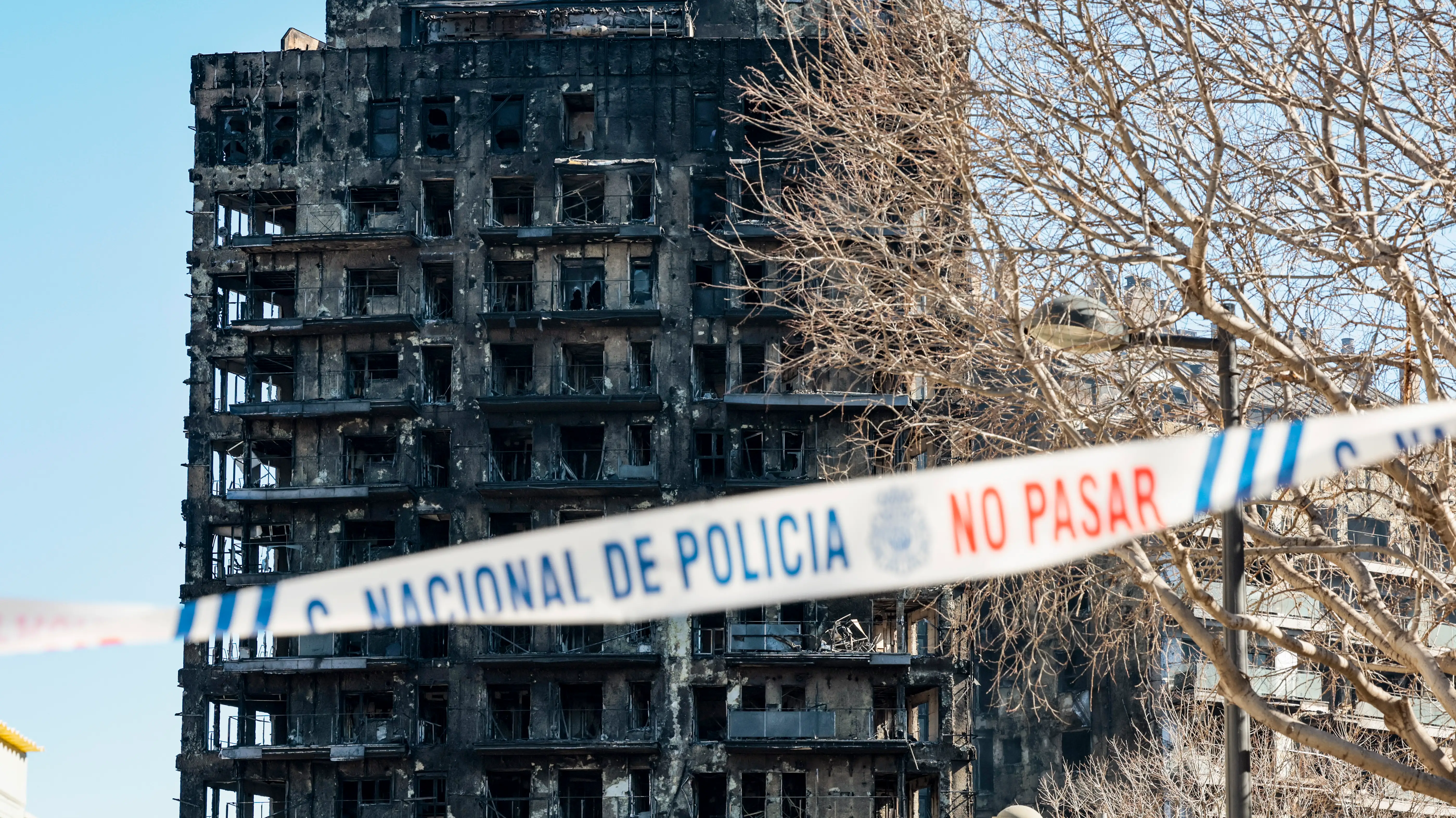 Una cinta policial impide el paso hacia los edificios afectados por el incendio Una cinta policial impide el paso hacia los edificios afectados por el incendio