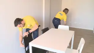 Voluntarios ayudando a preparar las viviendas.