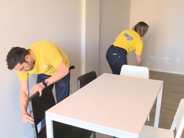 Voluntarios ayudando a preparar las viviendas.