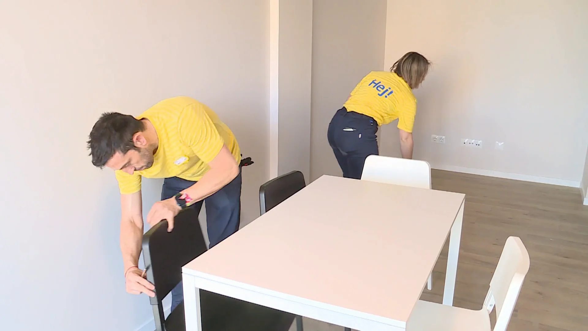 Voluntarios ayudando a preparar las viviendas. Voluntarios ayudando a preparar las viviendas.