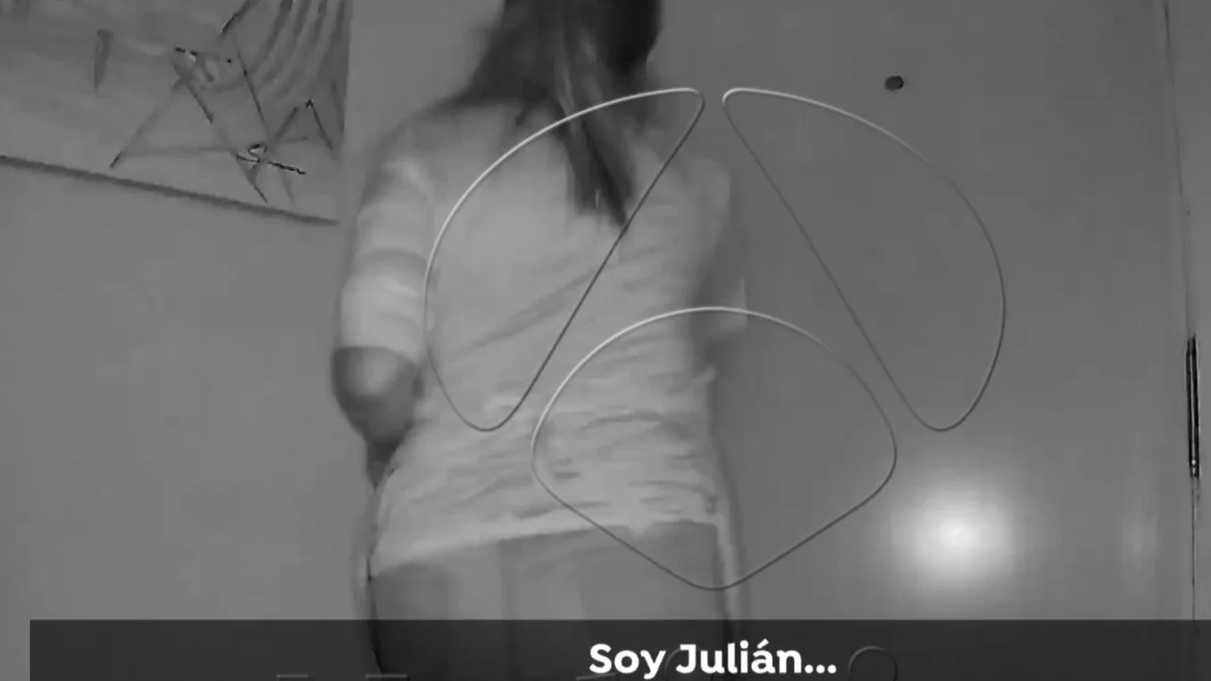 Imagen en exclusiva del momento en el que el conserje del edificio siniestrado en Valencia avisa a los vecinos Imagen en exclusiva del momento en el que el conserje del edificio siniestrado en Valencia avisa a los vecinos