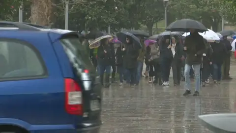 Gente con paraguas entre la lluvia Gente con paraguas entre la lluvia