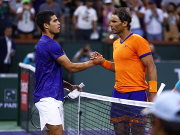 Rafa Nadal y Carlos Alcaraz se saludan tras la victoria del balear en un partido en Indian Wells 2022