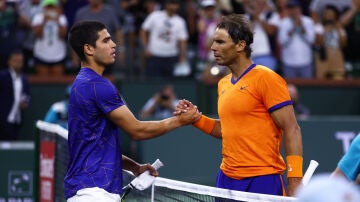 Rafa Nadal y Carlos Alcaraz se saludan tras la victoria del balear en un partido en Indian Wells 2022