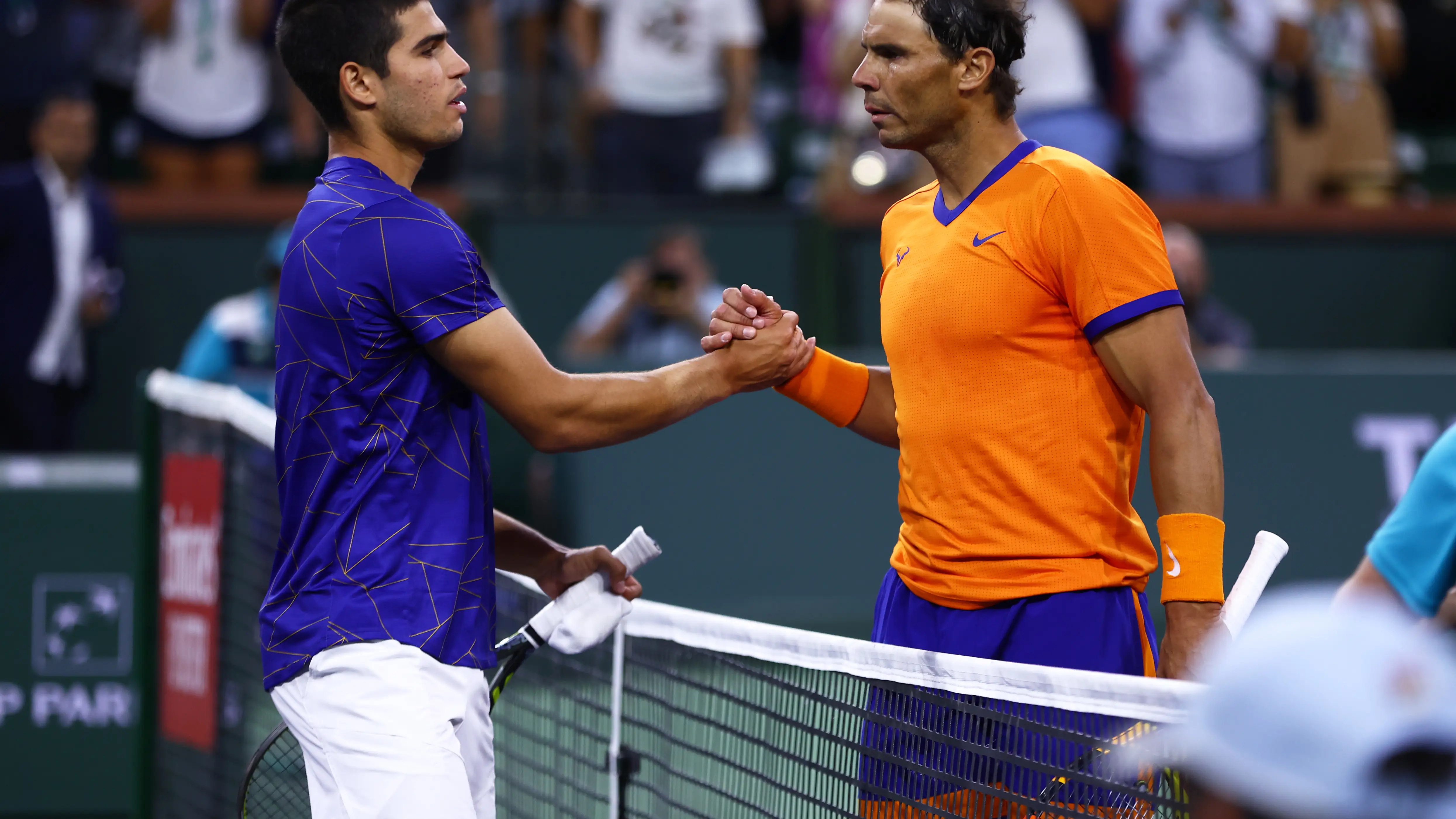 Rafa Nadal y Carlos Alcaraz se saludan tras la victoria del balear en un partido en Indian Wells 2022 Rafa Nadal y Carlos Alcaraz se saludan tras la victoria del balear en un partido en Indian Wells 2022