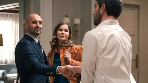 Andrés y Begoña fingen delante de Jesús y él desprecia a su hermano Andrés y Begoña fingen delante de Jesús y él desprecia a su hermano