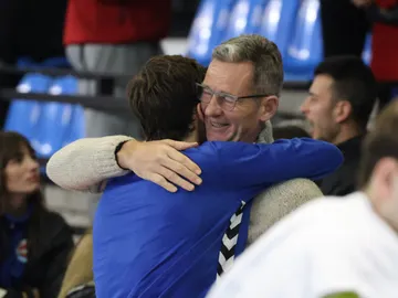 Iñaki Urdangarin abrazando a su hijo Pablo Iñaki Urdangarin abrazando a su hijo Pablo