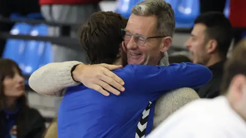 Iñaki Urdangarin abrazando a su hijo Pablo Iñaki Urdangarin abrazando a su hijo Pablo