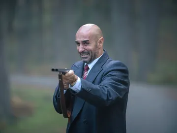 Begoña y Julia huyen de Jesús... ¡Pero él las alcanza y dispara! ¿Qué pasará? Begoña y Julia huyen de Jesús... ¡Pero él las alcanza y dispara! ¿Qué pasará?