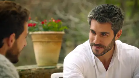 Andrés le revela a su primo Luis el verdadero motivo de su regreso Andrés le revela a su primo Luis el verdadero motivo de su regreso