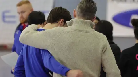 Iñaki Urdangarin y su hijo Pablo, abrazados tras su último partido de balonmano Iñaki Urdangarin y su hijo Pablo, abrazados tras su último partido de balonmano