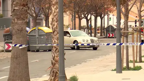 Los vecinos recogen los vehículos del garaje del edificio siniestrado Los vecinos recogen los vehículos del garaje del edificio siniestrado