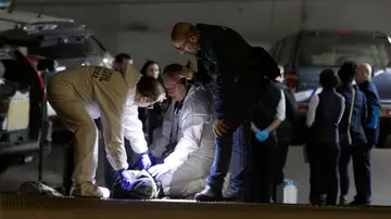 Agentes de Policía Nacional recogiendo el cadaver de Maxim Kuzminov.