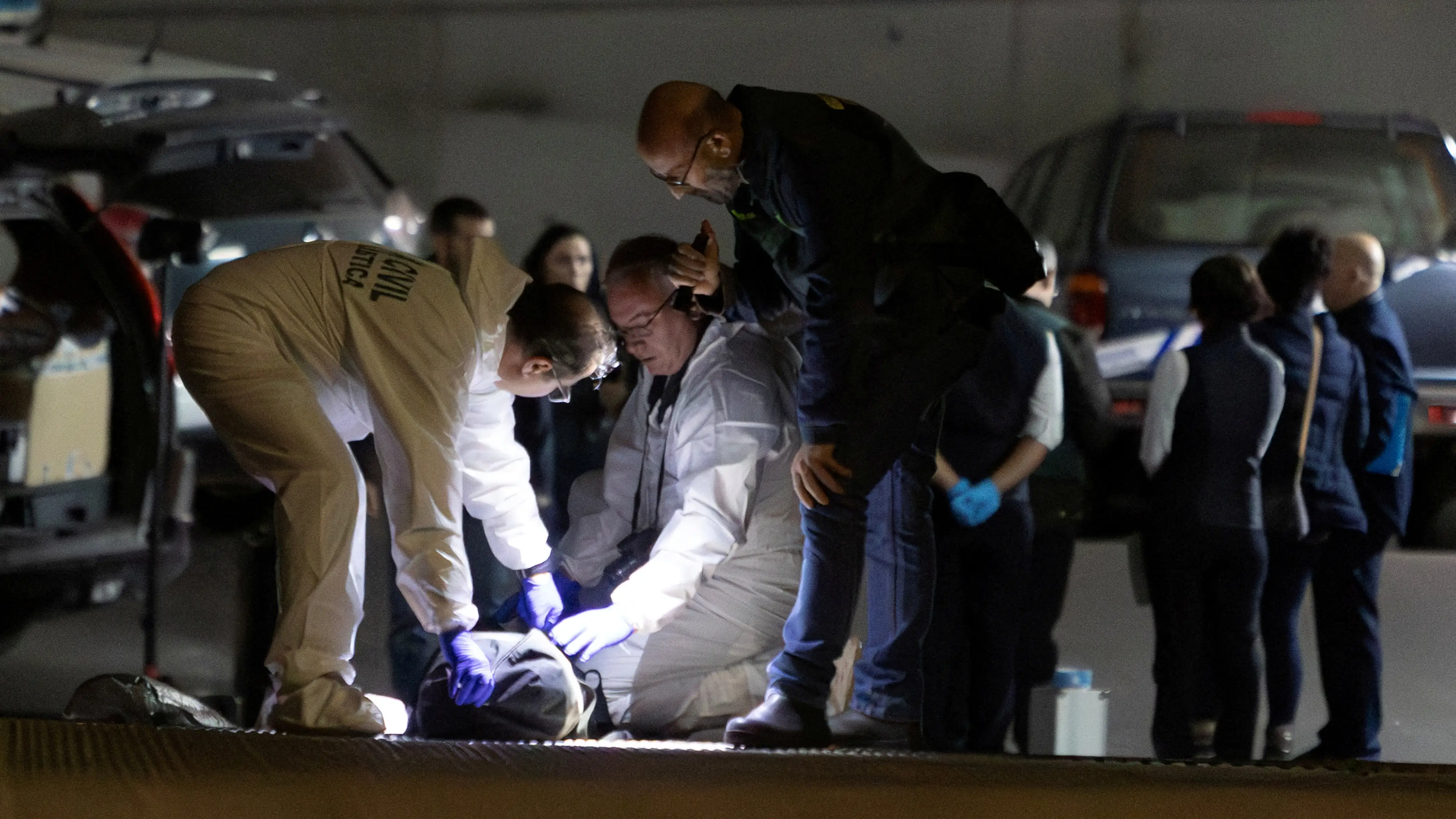 Agentes de Polic&iacute;a Nacional recogiendo el cadaver de Maxim Kuzminov.