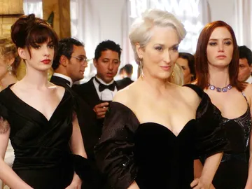 Anne Hathaway, Meryl Streep y Emily Blunt en una escena de El diablo viste de Prada Anne Hathaway, Meryl Streep y Emily Blunt en una escena de El diablo viste de Prada