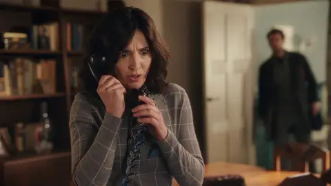 Damián, debatiéndose entre la vida y la muerte… ¿Podrá la doctora Luz salvarle? Damián, debatiéndose entre la vida y la muerte… ¿Podrá la doctora Luz salvarle?