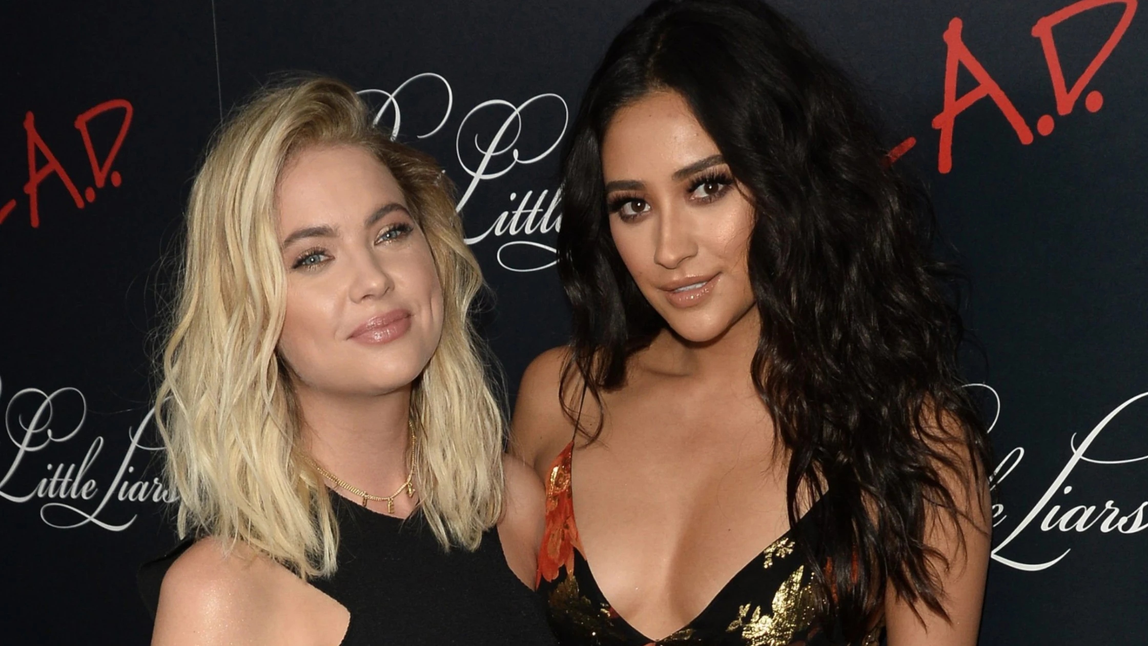 Ashley Benson y Shay Mitchell de Pequeñas mentirosas Ashley Benson y Shay Mitchell de Pequeñas mentirosas