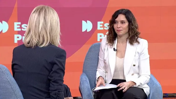 Isabel Díaz Ayuso con el documento Isabel Díaz Ayuso con el documento