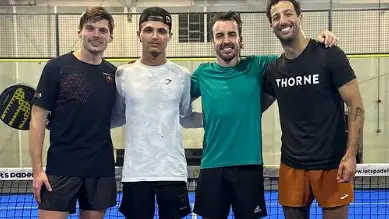 Fernando Alonso junto a varios pilotos tras jugar un partido de pádel Fernando Alonso junto a varios pilotos tras jugar un partido de pádel