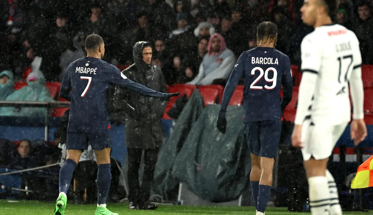Mbappé, en el momento de ser sustituido ante el Rennes