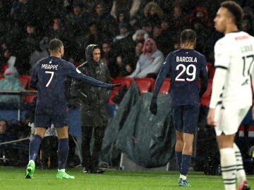 Mbappé, en el momento de ser sustituido ante el Rennes
