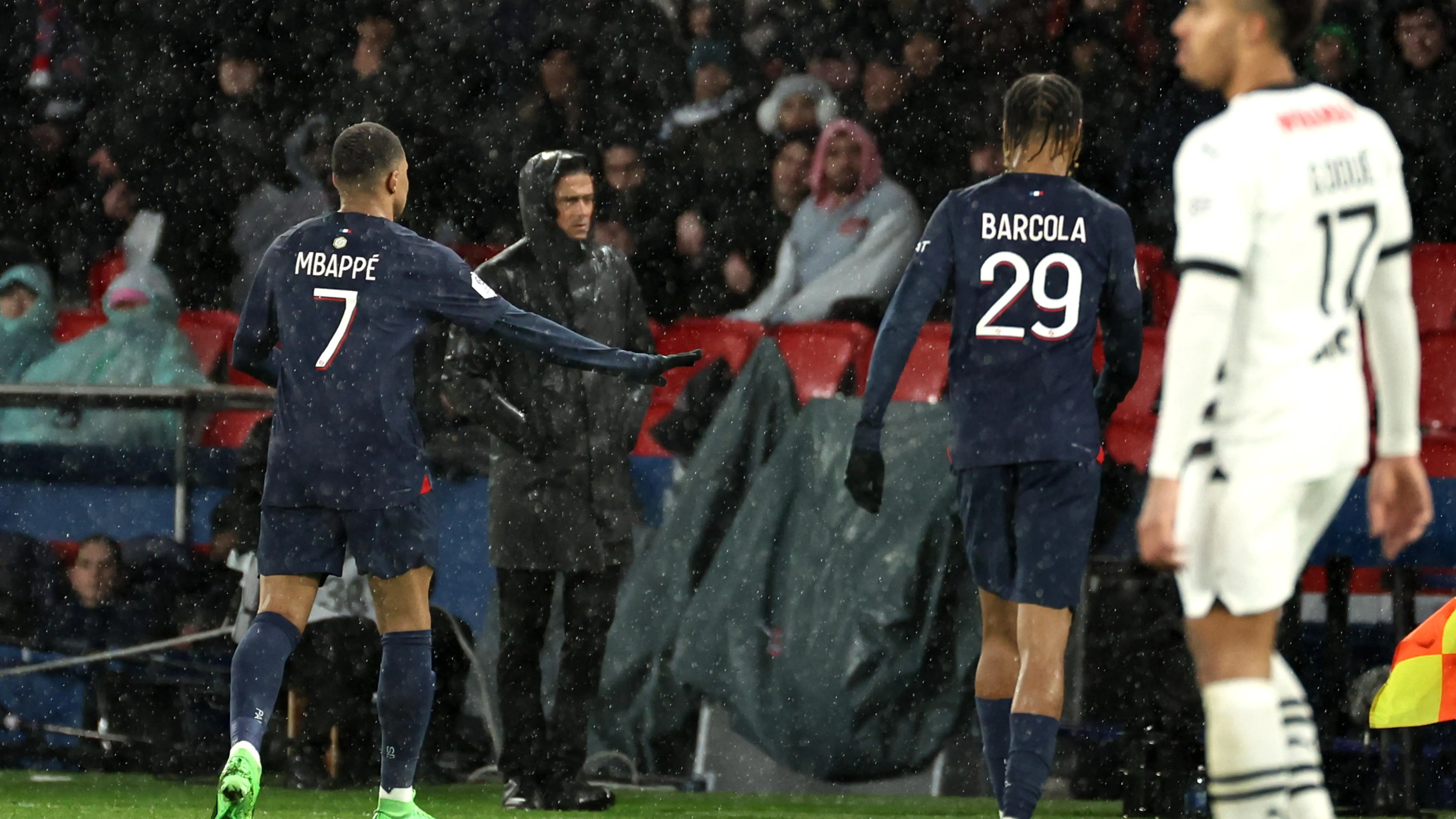 Mbappé, en el momento de ser sustituido ante el Rennes Mbappé, en el momento de ser sustituido ante el Rennes