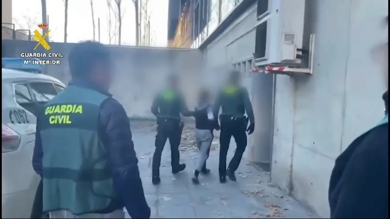 Dos detenidos en Malagón por forzar a casarse a una niña de 12 años por 3.000 euros Dos detenidos en Malagón por forzar a casarse a una niña de 12 años por 3.000 euros