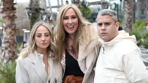 Rosario Mohedano, Rocío Flores y José Fernando en el evento de Gloria Camila Rosario Mohedano, Rocío Flores y José Fernando en el evento de Gloria Camila