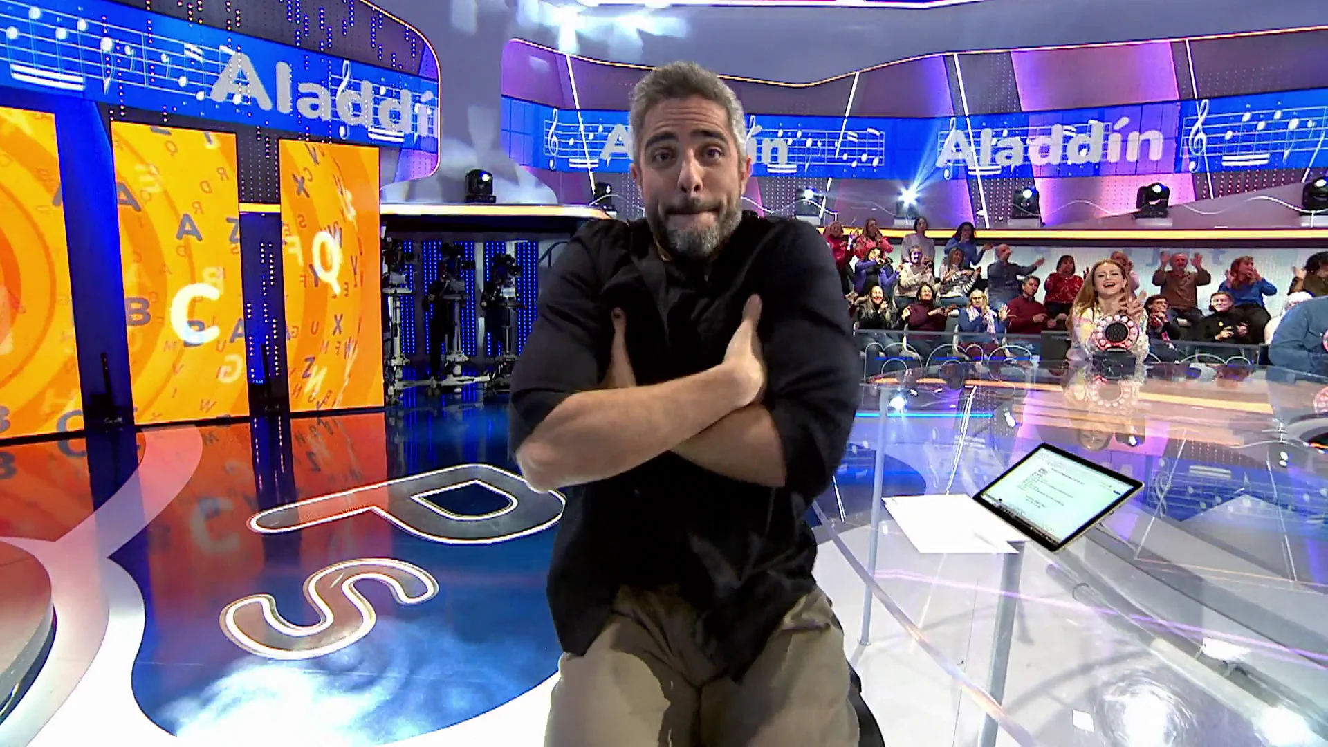 Nicolás Coronado y Pepa Aniorte interpretan la canción de Aladdin… ¡con Roberto Leal como genio de la lámpara! Nicolás Coronado y Pepa Aniorte interpretan la canción de Aladdin… ¡con Roberto Leal como genio de la lámpara!