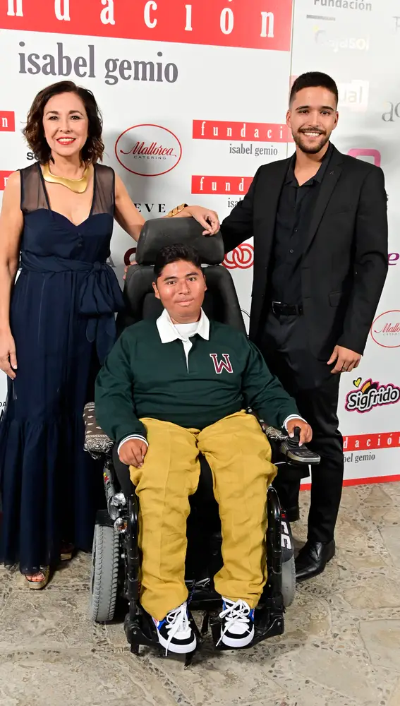 Isabel Gemio, junto a sus hijos Gustavo y Diego, en un evento solidario de su Fundación en 2022