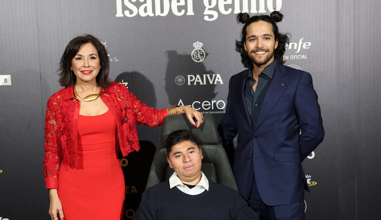 Isabel Gemio, junto a sus hijos Gustavo y Diego, en un evento solidario de su Fundación