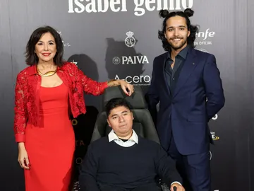 Isabel Gemio, junto a sus hijos Gustavo y Diego, en un evento solidario de su Fundación Isabel Gemio, junto a sus hijos Gustavo y Diego, en un evento solidario de su Fundación