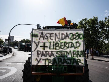 Un tractor con una pancarta participa en una tractorada convocada por la Unión de Uniones de Agricultores y Ganaderos, en la calle Alcalá, a 5 de julio de 2023, en Madrid (España).