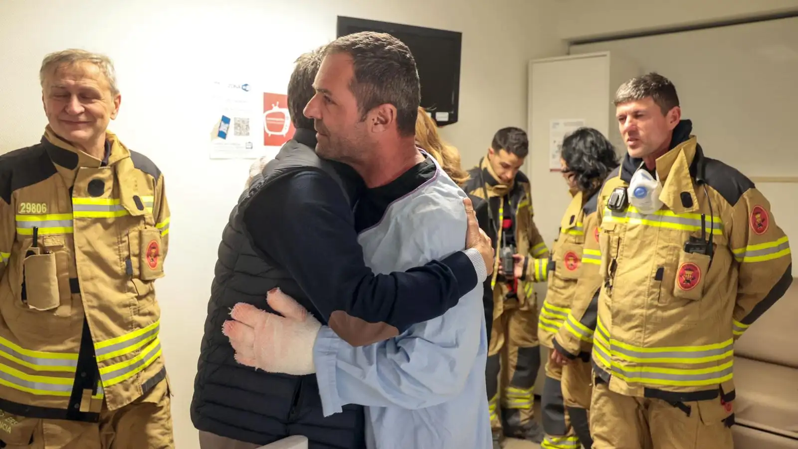 José Varea recibe el alta tras sufrir graves quemaduras en las manos, tratando de salvar a los vecinos del edificio de Valencia José Varea recibe el alta tras sufrir graves quemaduras en las manos, tratando de salvar a los vecinos del edificio de Valencia
