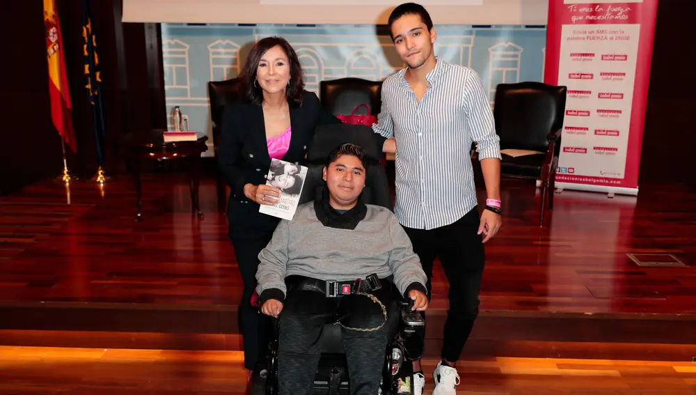 Isabel Gemio, junto a sus hijos Gustavo y Diego, en la presentación de su libro en 2018