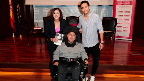 Isabel Gemio, junto a sus hijos Gustavo y Diego, en la presentación de su libro en 2018 Isabel Gemio, junto a sus hijos Gustavo y Diego, en la presentación de su libro en 2018